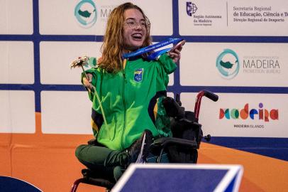 Larissa Rodrigues, 17 anos, comemora o bronze na prova dos 200m livre no Mundial de Natação Paralímpica, na Ilha da Madeira, em Portugal.Indexador: ALE CABRAL/CPB<!-- NICAID(15127343) -->