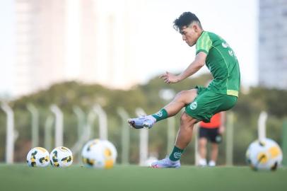 Juventude encerra preparação para enfrentar o Atlético-GO. Na foto, meia Chico<!-- NICAID(15127402) -->