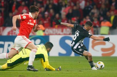 Hugo. Internacional x Botafogo pelo Campeonato Brasileiro no Estadio Beira Rio. 19 de Junho de 2022, Porto Alegre, RS, Brasil. Foto: Vitor Silva/Botafogo. Imagem protegida pela Lei do Direito Autoral Nº 9.610, DE 19 DE FEVEREIRO DE 1998. Sendo proibido qualquer uso comercial, remunerado e manipulacao/alteracao da obra.Foto: Vitor Silva/ Botafogo / DivulgaçãoIndexador: Vitor_SilvaFotógrafo: Vitor Silva/Botafogo<!-- NICAID(15127809) -->