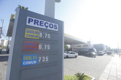 PORTO ALEGRE, RS, BRASIL, 20/06/2022- Preço dos combustíveis: óleo diesel fica mais caro que a gasolina. Posto na Bento Gonçalves 1960. Foto: Lauro Alves  / Agencia RBS<!-- NICAID(15127920) -->