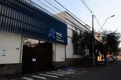 CAXIAS DO SUL, RS, BRASIL, 03/08/2020. A volta às aulas se aproxima para início do segundo semestre letivo no ensino superior, mas a maioria dos alunos e professores ficará em casa. As principais faculdades de Caxias do Sul já estão programadas para utilizar o ambiente virtual da melhor forma possível. Na foto, fachada do Centro Universitário da Serra Gaúcha (FSG). (Porthus Junior/Agência RBS)<!-- NICAID(14559486) -->