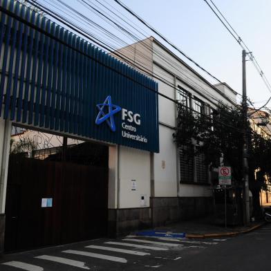 CAXIAS DO SUL, RS, BRASIL, 03/08/2020. A volta às aulas se aproxima para início do segundo semestre letivo no ensino superior, mas a maioria dos alunos e professores ficará em casa. As principais faculdades de Caxias do Sul já estão programadas para utilizar o ambiente virtual da melhor forma possível. Na foto, fachada do Centro Universitário da Serra Gaúcha (FSG). (Porthus Junior/Agência RBS)<!-- NICAID(14559486) -->