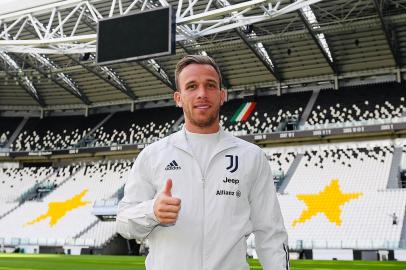 Arthur é apresentado pela Juventus<!-- NICAID(14582935) -->