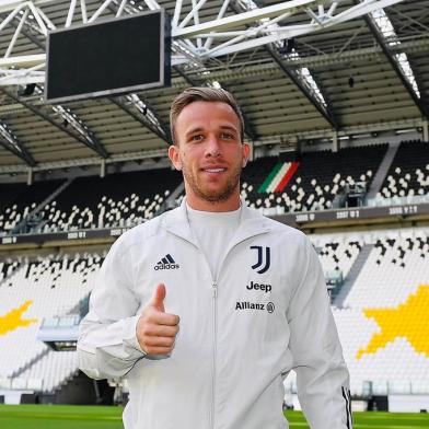 Arthur é apresentado pela Juventus<!-- NICAID(14582935) -->