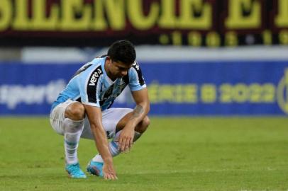 SPORT E GRÊMIO CAMPEONATO BRASILEIRO DA SÉRIE BPE - SPORT-GRÊMIO-CAMPEONATO-BRASILEIRO-SÉRIE-B - ESPORTES - Lance durante partida entre Sport e Grêmio, válida pelo Campeonato Brasileiro da Série B, realizado na Arena Pernambuco, na cidade de Recife, PE, nesta segunda-feira (13). 13/06/2022 - Foto: MARLON COSTA/FUTURA PRESS/FUTURA PRESS/ESTADÃO CONTEÚDOEditoria: ESPORTESLocal: RECIFEIndexador: MARLON COSTAFotógrafo: FUTURA PRESS<!-- NICAID(15128481) -->