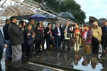 Juliana Brizola e Ciro Gomes prestam homenagem a Brizola, em São Borja. Ex-governador morreu há 18 anos.<!-- NICAID(15128996) -->