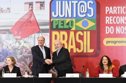 LULA LANÇAMENTO DAS DIRETRIZES DO PROGRAMA DE GOVERNOSP - LULA-LANÇAMENTO-DAS-DIRETRIZES-PROGRAMA-GOVERNO - GERAL - O pré-candidatos à Presidência da República, Luiz Inácio Lula da Silva e o vice Geraldo Alckmin, durante lançamento das diretrizes do programa de governo, em evento na zona sul de São Paulo (SP), nesta terça-feira (21). 21/06/2022 - Foto: ANDRé RIBEIRO/FUTURA PRESS/FUTURA PRESS/ESTADÃO CONTEÚDOEditoria: GERALLocal: SÃO PAULOIndexador: ANDRé RIBEIROFotógrafo: FUTURA PRESS<!-- NICAID(15129264) -->