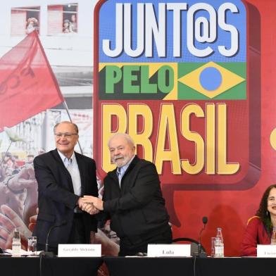 LULA LANÇAMENTO DAS DIRETRIZES DO PROGRAMA DE GOVERNOSP - LULA-LANÇAMENTO-DAS-DIRETRIZES-PROGRAMA-GOVERNO - GERAL - O pré-candidatos à Presidência da República, Luiz Inácio Lula da Silva e o vice Geraldo Alckmin, durante lançamento das diretrizes do programa de governo, em evento na zona sul de São Paulo (SP), nesta terça-feira (21). 21/06/2022 - Foto: ANDRé RIBEIRO/FUTURA PRESS/FUTURA PRESS/ESTADÃO CONTEÚDOEditoria: GERALLocal: SÃO PAULOIndexador: ANDRé RIBEIROFotógrafo: FUTURA PRESS<!-- NICAID(15129264) -->