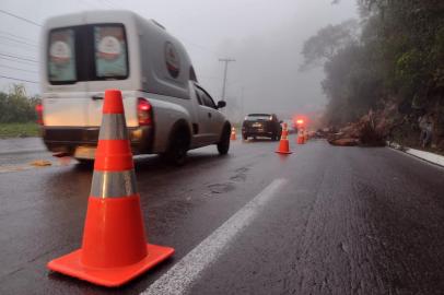 Queda de barreira no km 156 da BR-116, em Caxias, próximo a Santa Corona<!-- NICAID(15130525) -->