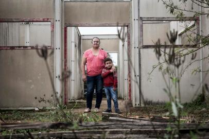 GUAÍBA, RS, BRASIL - 2022.04.25 - Matéria especial GDI sobre escolas infantis inacabadas que afetaram rotinas de crianças e familiares pelo estado do Rio Grande do Sul.Na foto: Bernardete Boeira e seu neto Vicente Boeira, que sem creche é cuidado pela avó, mesmo depois dela ter um AVC. (Foto: ANDRÉ ÁVILA/ Agência RBS)Indexador: Andre Avila<!-- NICAID(15108265) -->