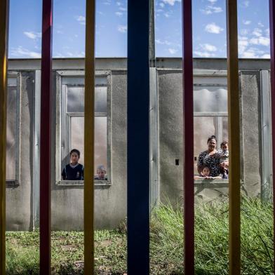 GRAVATAÍ, RS, BRASIL - 2022.04.27 - Matéria especial GDI sobre escolas infantis inacabadas que afetaram rotinas de crianças e familiares pelo estado do Rio Grande do Sul.Na foto: E/D Laura Souza, Eduarda Magno, Bryan Costa Nascimento, Gabrielli, Lisiane Fraga com Murilo no colo e Eloá Costa. (Foto: ANDRÉ ÁVILA/ Agência RBS)Indexador: Andre Avila<!-- NICAID(15108271) -->