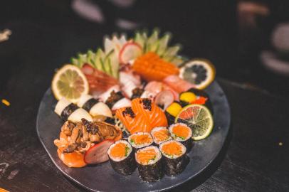 yakusa sushi, destemperados, sushi, sequência, sunomono, combinado de sushi, carpaccio<!-- NICAID(15131615) -->