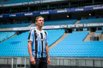 Gremio RS - FUTEBOL/GREMIO  - ESPORTES - Chegada do volante Lucas no Gremio. FOTO: LUCAS UEBEL/GREMIO FBPAEditoria: SPOIndexador: Lucas UebelSecao: futebolFonte: Gremio.netFotógrafo: Gremio <!-- NICAID(15133329) -->