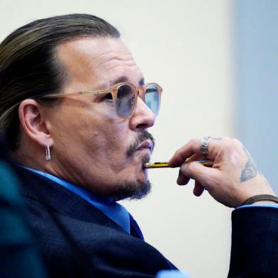 US actor Johnny Depp listens in the courtroom at the Fairfax County Circuit Court in Fairfax, Virginia, on May 2, 2022. - US actor Johnny Depp sued his ex-wife Amber Heard for libel in Fairfax County Circuit Court after she wrote an op-ed piece in The Washington Post in 2018 referring to herself as a public figure representing domestic abuse. (Photo by Steve Helber / POOL / AFP)Editoria: CLJLocal: FairfaxIndexador: STEVE HELBERSecao: justice and rightsFonte: POOLFotógrafo: STR<!-- NICAID(15084793) -->