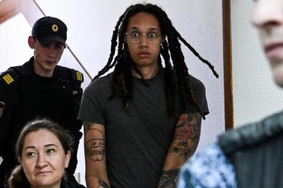 US WNBA basketball superstar Brittney Griner arrives to a hearing at the Khimki Court, outside Moscow on June 27, 2022. - Griner, a two-time Olympic gold medallist and WNBA champion, was detained at Moscow airport in February on charges of carrying in her luggage vape cartridges with cannabis oil, which could carry a 10-year prison sentence. (Photo by Kirill KUDRYAVTSEV / AFP)Editoria: CLJLocal: KhimkiIndexador: KIRILL KUDRYAVTSEVSecao: basketballFonte: AFPFotógrafo: STF<!-- NICAID(15133646) -->