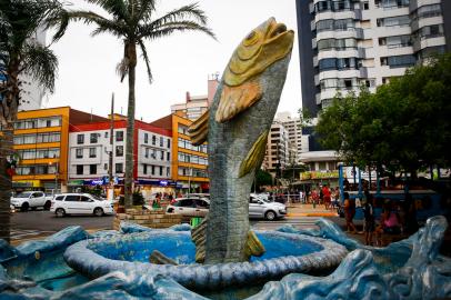 TRAMANDAI, RS, BRASIL, 01-01-2020: Estatua de Tainha em praca de Tramandai. Algumas praias do litoral norte do RS criaram uma identidade estetica conforme os mascotes que adotam, com base, muitas vezes, em atividades economicas desenvolvidas nessas cidades: as abelhas, em Pinhal; os camaroes, em Cidreira; a tainha, em Tramandai. (Foto: Mateus Bruxel / Agencia RBS)Indexador: Mateus Bruxel<!-- NICAID(14375653) -->