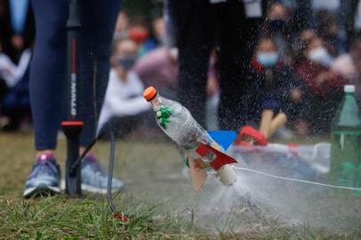 Porto Alegre, RS, Brasil, 28/06/2022 - Estudantes de colégio privado e público criam foguete com garrafas pets. (Foto: Anselmo Cunha/Agência RBS)<!-- NICAID(15134766) -->