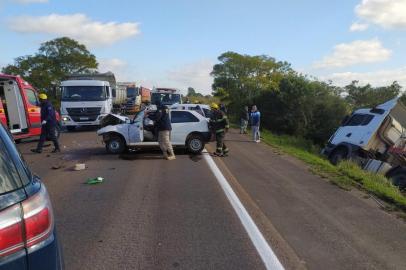 Colisão frontal com seis feridos causa lentidão na BR-290, em Eldorado do Sul. Foto: Polícia Rodoviária Federal / Divulgação<!-- NICAID(15135546) -->