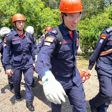 Foto da 1° Turma de Futuros Capitães do Corpo de Bombeiros Militar do RS, durante o curso de formação. São 53 alunos-oficiais.<!-- NICAID(15136281) -->