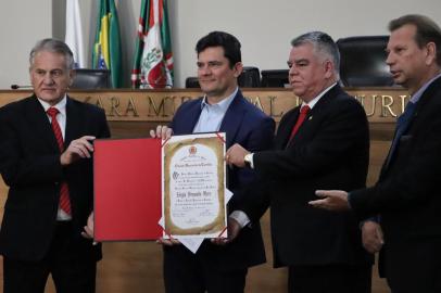 SÉRGIO MORO RECEBE TÍTULO DE CIDADÃO HONORÁRIO DE CURITIBAPR - SÉRGIO-MORO-RECEBE-TÍTULO-CIDADÃO-HONORÁRIO-CURITIBA - GERAL - Ex juiz federal Sérgio Moro recebe o título de cidadão honorário de  Curitiba (PR), nesta quinta-feira (30). A homenagem foi aprovada pela Câmara de Vereadores no ano de 2016 e foi entregue nesta manhã. 30/06/2022 - Foto: LUIS PEDRUCO/FUTURA PRESS/FUTURA PRESS/ESTADÃO CONTEÚDOEditoria: GERALLocal: CURITIBAIndexador: LUIS PEDRUCOFotógrafo: FUTURA PRESS<!-- NICAID(15136988) -->