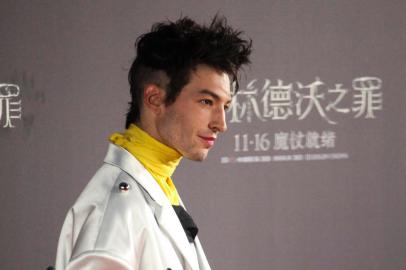 Actor Ezra Miller poses for a photo on the red carpet during a promotional event of the movie Fantastic Beasts: The Crimes of Grindelwald in Beijing on October 28, 2018. (Photo by LEO RAMIREZ / AFP)Editoria: ACELocal: BeijingIndexador: LEO RAMIREZSecao: culture (general)Fonte: AFPFotógrafo: STF<!-- NICAID(15063257) -->