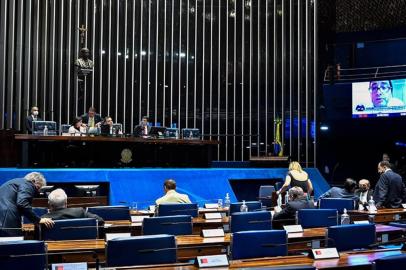 O Plenário do Senado aprovou nesta quinta-feira (30) a proposta de emenda à Constituição (PEC) que institui estado de emergência até o final do ano para ampliar o pagamento de benefícios sociaisFonte: <!-- NICAID(15137268) -->