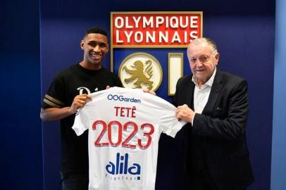 Tetê renova contrato com o Lyon, da França