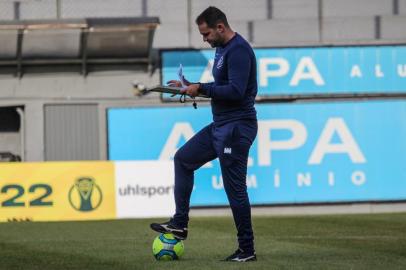 Técnico do Caxias, Thiago Carvalho faz um pronunciamento em tom de desabafo antes do jogo contra o São Luiz<!-- NICAID(15138178) -->