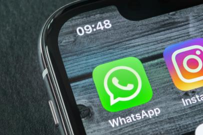 Sankt-Petersburg, Russia, April 11, 2018: Whatsapp messenger application icon on Apple iPhone X smartphone screen close-up. Whatsapp messenger app icon. Social media icon. Social networkFonte: 283592898<!-- NICAID(15140079) -->