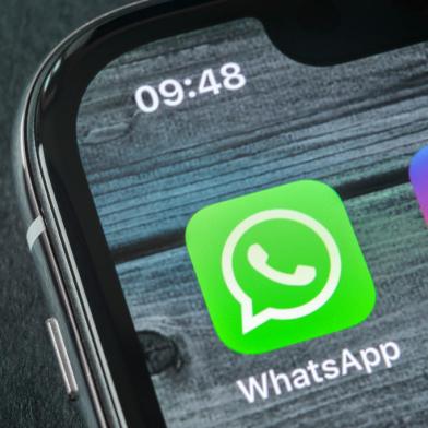 Sankt-Petersburg, Russia, April 11, 2018: Whatsapp messenger application icon on Apple iPhone X smartphone screen close-up. Whatsapp messenger app icon. Social media icon. Social networkFonte: 283592898<!-- NICAID(15140079) -->