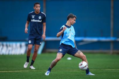 Treino GremioRS - FUTEBOL/ TREINO GREMIO 2022 - ESPORTES - Jogadores do Gremio realizam treino tÃ©cnico durante a tarde desta terca-feira, no CT Luiz Carvalho, na preparaÃ§Ã£o para a partida valida pelo Campeonato Brasileiro 2022. FOTO: LUCAS UEBEL/GREMIO FBPAEditoria: SPOLocal: Porto AlegreIndexador: Lucas UebelSecao: futebolFonte: Gremio.netFotógrafo: Treino Gremio<!-- NICAID(15140875) -->