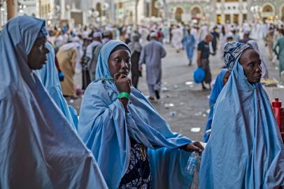 Muslim pilgrims arrive outside the Grand Mosque in Saudi Arabias holy city of Mecca on July 5, 2022. - One million people, including 850,000 from abroad, are allowed to participate in this years hajj -- a key pillar of Islam that all able-bodied Muslims with the means are required to perform at least once -- after two years of drastically curtailed numbers due to the coronavirus pandemic. (Photo by Delil souleiman / AFP)Editoria: RELLocal: MeccaIndexador: DELIL SOULEIMANSecao: islamFonte: AFPFotógrafo: STR<!-- NICAID(15141316) -->