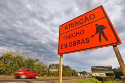 Marques de Souza, RS, Brasil, 07/07/2022 - A duplicação da BR-386 está ocorrendo do km 325,5 ao km 345,8. Desse total, 6,5 km já estão concluídos em Marques de Souza. Também já está pronto o viaduto em construção em Lajeado. Havia previsão de que os 20km ficariam prontos em fevereiro de 2023. Não será possível. Ficará para julho de 2023. - Foto: Lauro Alves/Agência RBS<!-- NICAID(15142654) -->