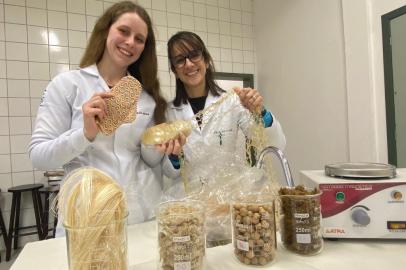 Laura Nedel Drebes, 19, e professora Flávia Santos Twardowski Pinto. Estudantes do Instituto Federal de Educação, Ciência e Tecnologia do Rio Grande do Sul (IFRS), em Osório, no Litoral Norte, foram as vencedoras do Prêmio Jovem da Água de Estocolmo 2022 - Etapa Brasil, e vão representar o país na fase internacional em Estocolmo, na Suécia, no final de agosto. Foto: Kathlyn Moreira / Agencia RBS<!-- NICAID(15143560) -->