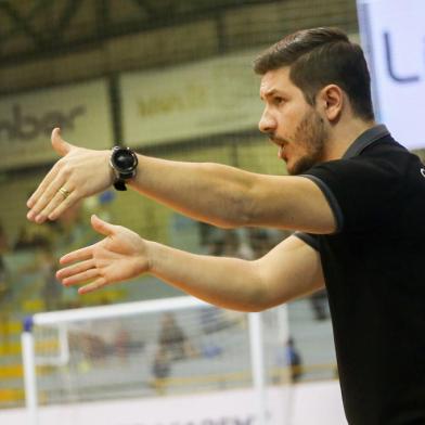 A ACBF conquistou uma importante vitória jogando fora de casa. No interior paranaense, a equipe de Carlos Barbosa ganhou por 5 a 3 do Foz Cataratas. Na foto, técnico Edgar Baldasso<!-- NICAID(15144243) -->