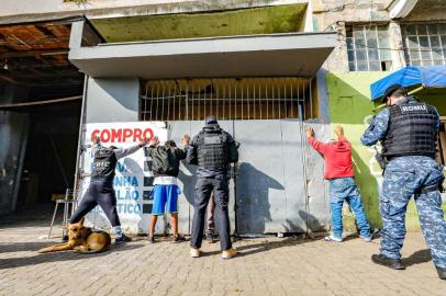 Porto Alegre, RS 08/6/2022: A primeira ação integrada entre as forças de segurança da prefeitura e Secretaria da Segurança Pública do Estado (SSP/RS) foi realizada nesta quarta-feira, 8, para combater os crimes de receptação, furto e roubo de fios de energia e materiais de iluminação. A força-tarefa permanente foi criada entre Estado e Município após o poder público ter contabilizado prejuízos na rede de iluminação, especialmente em praças e parques da Capital. Foto: Alex Rocha/PMPAIndexador: Alex Rocha/PMPA<!-- NICAID(15144417) -->