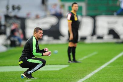 CAXIAS DO SUL, RS, BRASIL, 02/07/2022. Juventude x Atlético-MG, jogo válido pela 15ª rodada da Série A do Campeonato Brasileiro e realizado no estádio Alfredo Jaconi. Na foto, técnico Umberto Louzer.  (Porthus Junior/Agência RBS)<!-- NICAID(15138592) -->