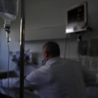 CAXIAS DO SUL, RS, BRASIL, 15/10/2020 - Dr. Rodrigo Antoniazzi é médico entrevistado para reportagem do almanaque, em que eles respondem Quais lições que aprendi na medicina eu levo pra vida.  (Marcelo Casagrande/Agência RBS)<!-- NICAID(14617844) -->