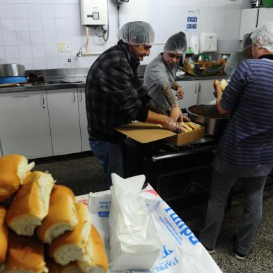 CAXIAS DO SUL, RS, BRASIL, 11/07/2022. Alunos e professores da rede municipal de educação de Caxias do Sul começaram a semana com transtornos nos setores de merenda e limpeza. Das 83 instituições da cidade, apenas cinco estão com o quadro completo. Em algumas escolas, para garantir o lanche das crianças, professores e diretores passaram a manhã na cozinha dos colégios. A reportagem foi até a Escola Angelina Sassi Comandulli conferir a situação. (Bruno Todeschini/Agência RBS)<!-- NICAID(15145901) -->