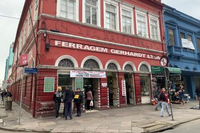 Ferragem Gerhardt na Rua Voluntários da Patria fechou<!-- NICAID(15145916) -->