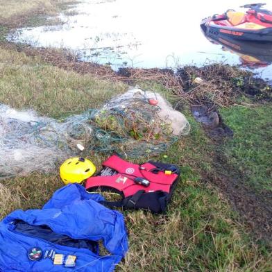 Bombeiros encontraram rede de pesca e casaco que estavam em embarcação que virou em Palmares do Sul. Foto: Corpo de Bombeiros Militar de Cidreira / Divulgação<!-- NICAID(15146058) -->