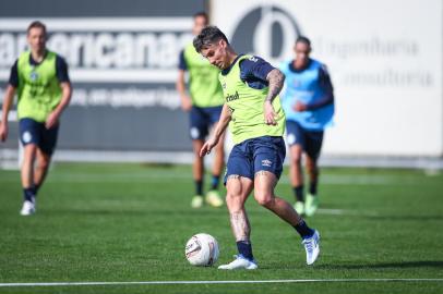 RS - FUTEBOL/ TREINO GREMIO 2022 - ESPORTES - Jogadores do Gremio realizam treino tÃ©cnico durante a manha desta segunda-feira, no CT Luiz Carvalho, na preparaÃ§Ã£o para a partida valida pelo Campeonato Brasileiro 2022. FOTO: LUCAS UEBEL/GREMIO FBPANa foto: Ferreira (com a bola)<!-- NICAID(15146194) -->