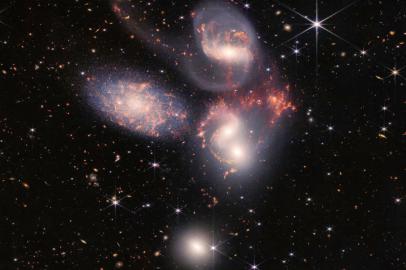 This image released by NASA on July 12, 2022, shows Stephans Quintet captured by the James Webb Space Telescope (JWST), a visual grouping of five galaxies, in a new light. This enormous mosaic is JWSTs largest image to date, covering about one-fifth of the Moons diameter. It contains over 150 million pixels and is constructed from almost 1,000 separate image files. - The JWST is the most powerful telescope launched into space and it reached its final orbit around the sun, approximately 930,000 miles from Earths orbit, in January, 2022. The technological improvements of the JWST and distance from the sun will allow scientists to see much deeper into our universe with greater detail. (Photo by Handout / NASA / AFP) / RESTRICTED TO EDITORIAL USE - MANDATORY CREDIT AFP PHOTO / NASA - NO MARKETING NO ADVERTISING CAMPAIGNS - DISTRIBUTED AS A SERVICE TO CLIENTSEditoria: SCILocal: WashingtonIndexador: HANDOUTSecao: space programmeFonte: NASAFotógrafo: Handout<!-- NICAID(15146840) -->