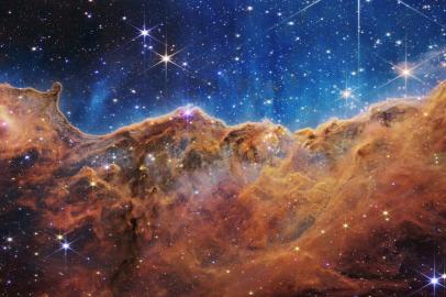 This image released by NASA on July 12, 2022, from the James Webb Space Telescope (JWST) shows a landscape of mountains and valleys speckled with glittering stars which is actually the edge of a nearby, young, star-forming region called NGC 3324 in the Carina Nebula. Captured in infrared light by the JWST, this image reveals for the first time previously invisible areas of star birth. - The JWST is the most powerful telescope launched into space and it reached its final orbit around the sun, approximately 930,000 miles from Earths orbit, in January, 2022. The technological improvements of the JWST and distance from the sun will allow scientists to see much deeper into our universe with greater detail. (Photo by Handout / NASA / AFP) / RESTRICTED TO EDITORIAL USE - MANDATORY CREDIT AFP PHOTO / NASA - NO MARKETING NO ADVERTISING CAMPAIGNS - DISTRIBUTED AS A SERVICE TO CLIENTSEditoria: SCILocal: WashingtonIndexador: HANDOUTSecao: space programmeFonte: NASAFotógrafo: Handout<!-- NICAID(15146848) -->