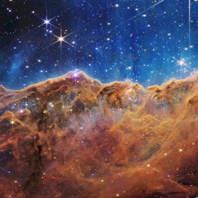 This image released by NASA on July 12, 2022, from the James Webb Space Telescope (JWST) shows a landscape of mountains and valleys speckled with glittering stars which is actually the edge of a nearby, young, star-forming region called NGC 3324 in the Carina Nebula. Captured in infrared light by the JWST, this image reveals for the first time previously invisible areas of star birth. - The JWST is the most powerful telescope launched into space and it reached its final orbit around the sun, approximately 930,000 miles from Earths orbit, in January, 2022. The technological improvements of the JWST and distance from the sun will allow scientists to see much deeper into our universe with greater detail. (Photo by Handout / NASA / AFP) / RESTRICTED TO EDITORIAL USE - MANDATORY CREDIT AFP PHOTO / NASA - NO MARKETING NO ADVERTISING CAMPAIGNS - DISTRIBUTED AS A SERVICE TO CLIENTSEditoria: SCILocal: WashingtonIndexador: HANDOUTSecao: space programmeFonte: NASAFotógrafo: Handout<!-- NICAID(15146848) -->