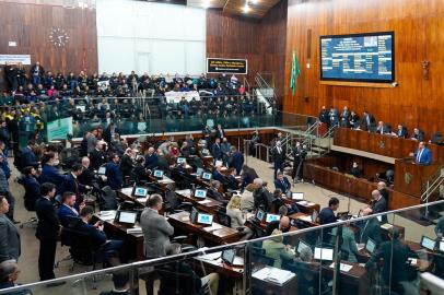 Um dos assuntos mais polêmicos da terça-feira (12) de pauta cheia na Assembleia Legislativa, o projeto de lei 51/2022, que autoriza o Palácio Piratini a investir R$ 495,1 milhões em rodovias federais, foi rejeitado por 26 votos contrários e 25 favorávei. Depois de quase cinco horas de articulações do Piratini, a votação acabou empatada em 25 a 25. Como previsto no regimento interno, o presidente da Casa, Valdeci de Oliveira (PT), deu o voto de minerva, derrotando o governo.<!-- NICAID(15147227) -->