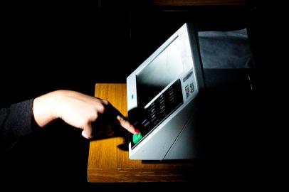 PORTO ALEGRE, RS, BRASIL, 02-10-2018: Simulação de voto em uma urna eletrônica no TRE-RS para as eleições 2018. (Foto: Mateus Bruxel / Agência RBS)<!-- NICAID(13767561) -->