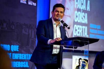 Após ver frustrada a tentativa de sair candidato a presidente da República, e, mais tarde, de concorrer a senador ou deputado federal em São Paulo, o ex-juiz Sérgio Moro (União Brasil) anunciou ontem que concorrerá ao Senado pelo Paraná. Com a decisão, Moro enfrentará nas urnas o senador Álvaro Dias (Podemos), que foi um dos maiores entusiastas de seu ingresso na política. ¿<!-- NICAID(15147432) -->