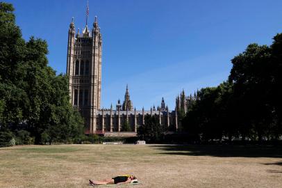 A woman sunbathes near the Houses of Parliament in London on July 11, 2022 on what is expected to be one of the hottest days of the year so far in the capital. (Photo by CARLOS JASSO / AFP)Editoria: WEAIndexador: CARLOS JASSOSecao: reportFonte: AFPFotógrafo: STR<!-- NICAID(15147614) -->