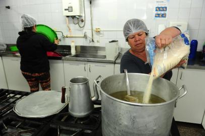 CAXIAS DO SUL, RS, BRASIL, 13/07/2022. Após dois dias sem merenderias, a Escola Angelina Sassi Comandulli, no Bairro Santa Fé, recebe duas profissionais. Na foto, Luciane Pinheiro (E), 34, merendeira e Maria Elizabete Andrade da Silva (D), 51 anos, merendeira. (Bruno Todeschini/Agência RBS)<!-- NICAID(15147715) -->